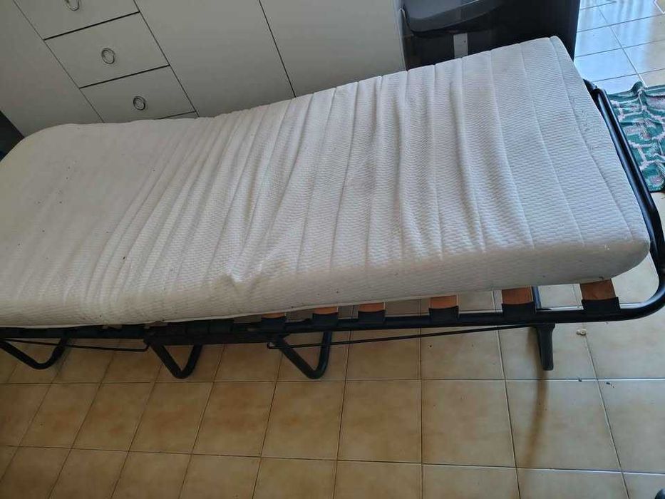 Cama usada em bom estado.