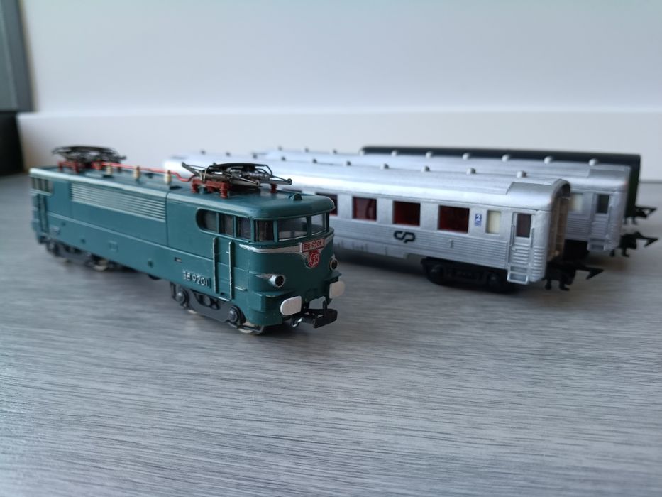 Locomotiva eléctrica BB 9201 SNCF + furgão + carruagens inox H0