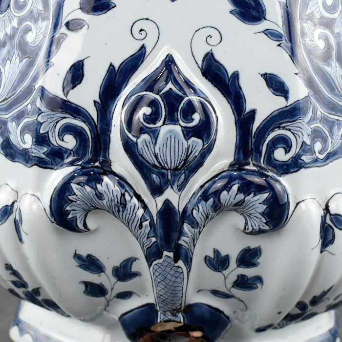 Fonte em Faiança Delft, séc. XVIII – oficina “Drie Posteleyne Astonne”