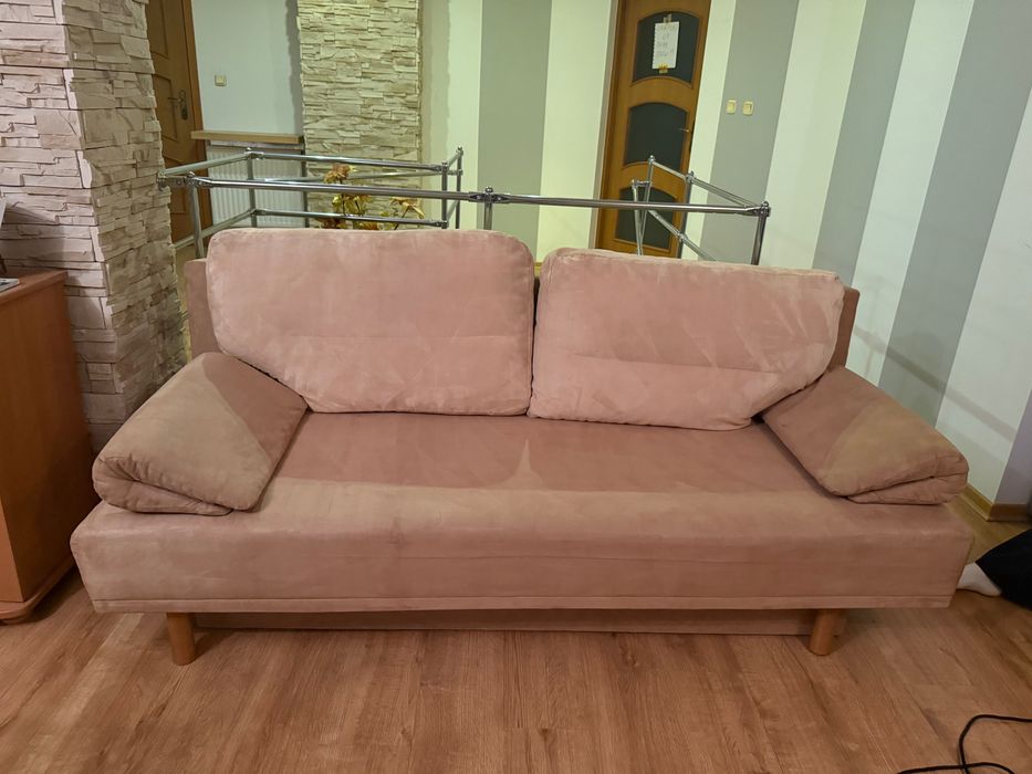 Beżowa kanapa do spania