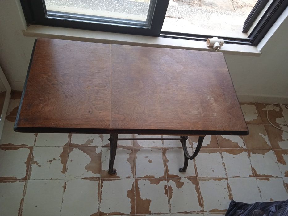 Mesa antiga ADLER de máquina costura