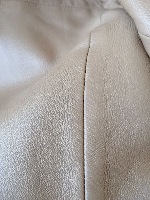 Casaco em pele macia, cor Camel, com zipper