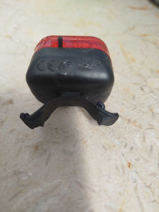 Luz traseira para bicicleta ou trotinetes.