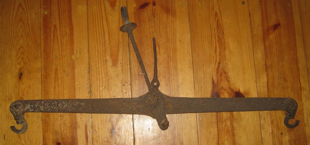 Дореволюционные коромысловые весы.