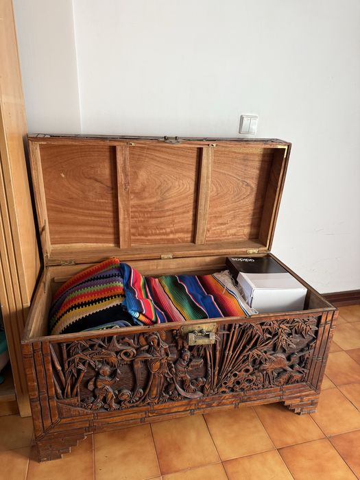 Arca de madeira maciça