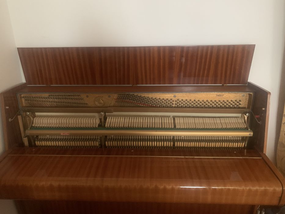 Piękne drewniane pianino CALISIA