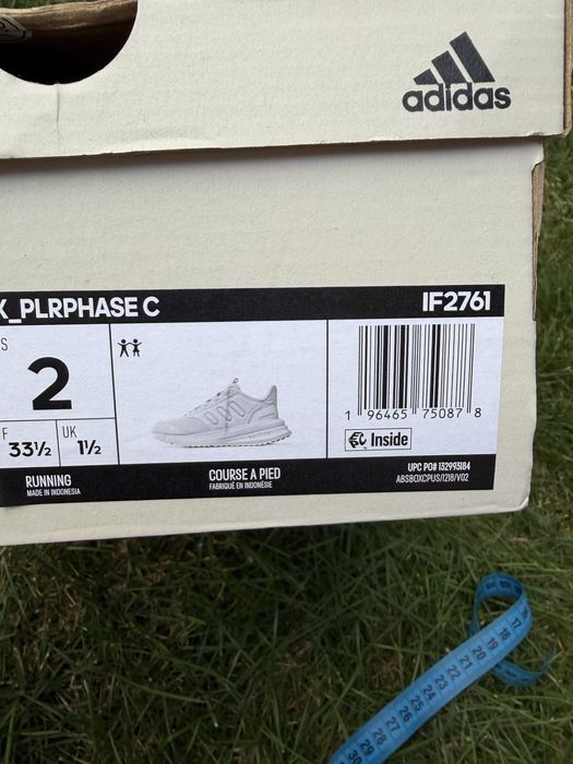 Кросівки фірми adidas для дівчинки