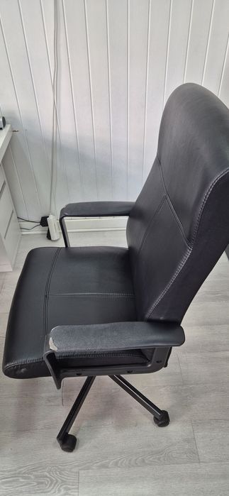 Cadeira escritorio giratória preta em murum pele do Ikea usada