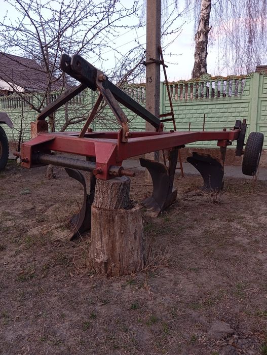Плуг 3 корпусний