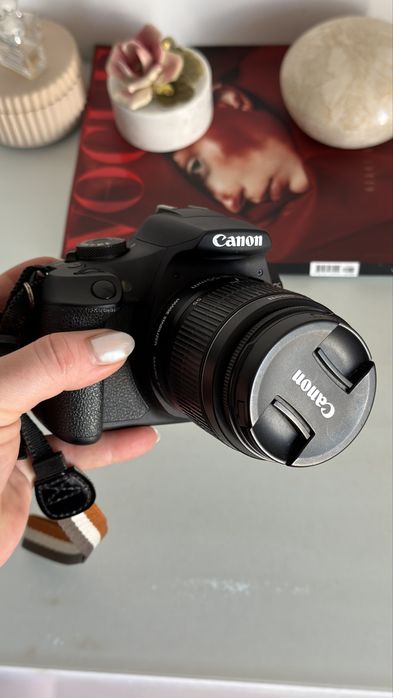 Canon EOS 2000D + Objetiva EF-S 18-55mm + Mala + Carregador + Bateria