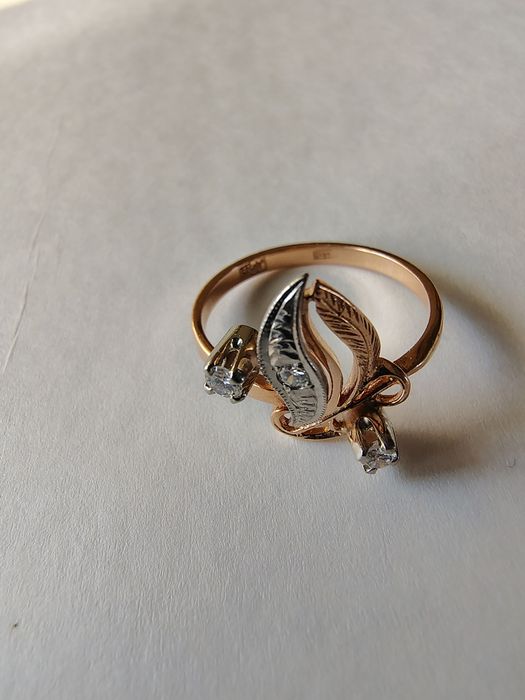 Золотое кольцо с бриллиантоми.