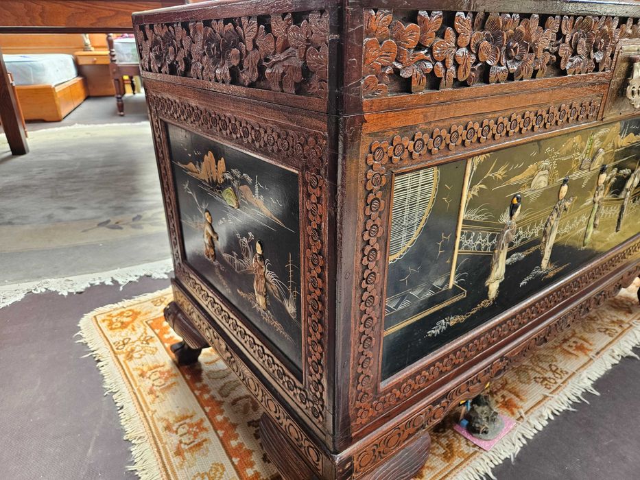 ARCA ORIENTAL EM CÂNFORA - Com ricos motivos decorativos e