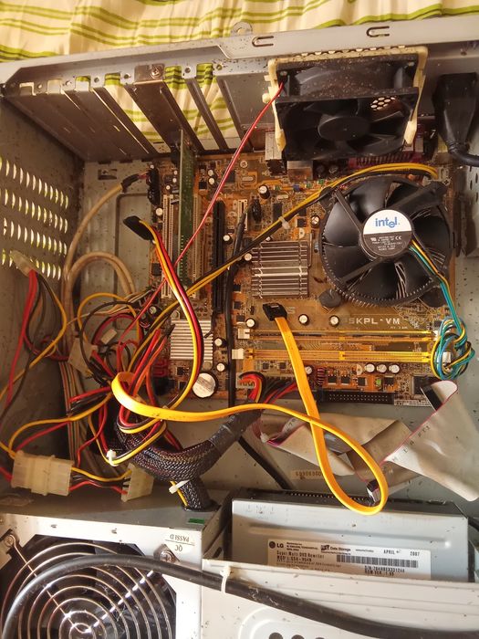 Системные блоки в рабочем состоянии