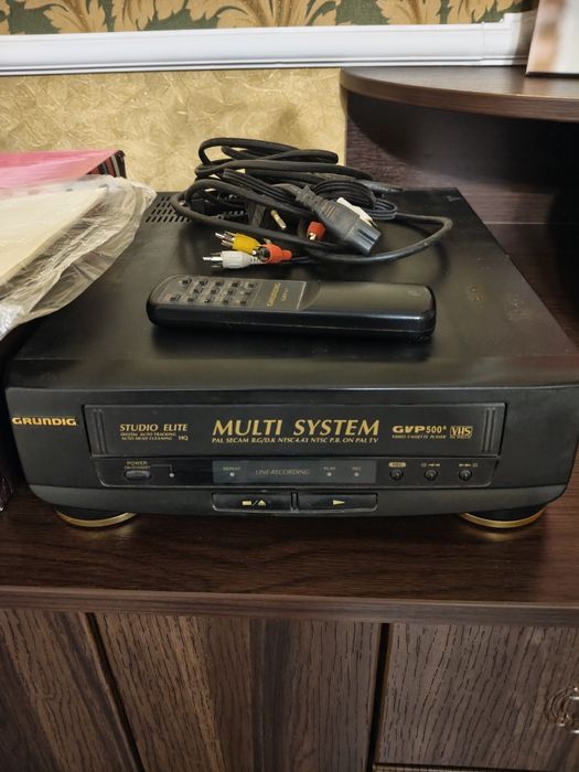 Відеомагнітофон з касетами