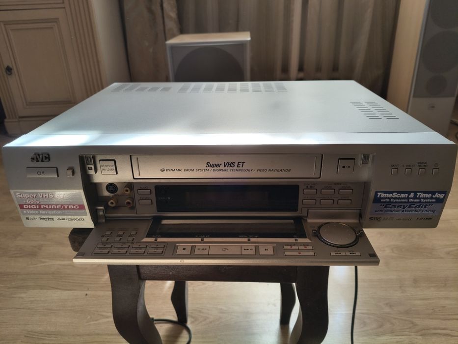Видеомагнитофон JVC HR-S9700EU.