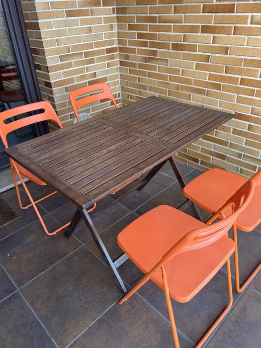 Mesa e 4 cadeiras dobraveis