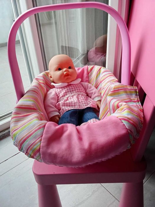 ovo e boneca de brincar