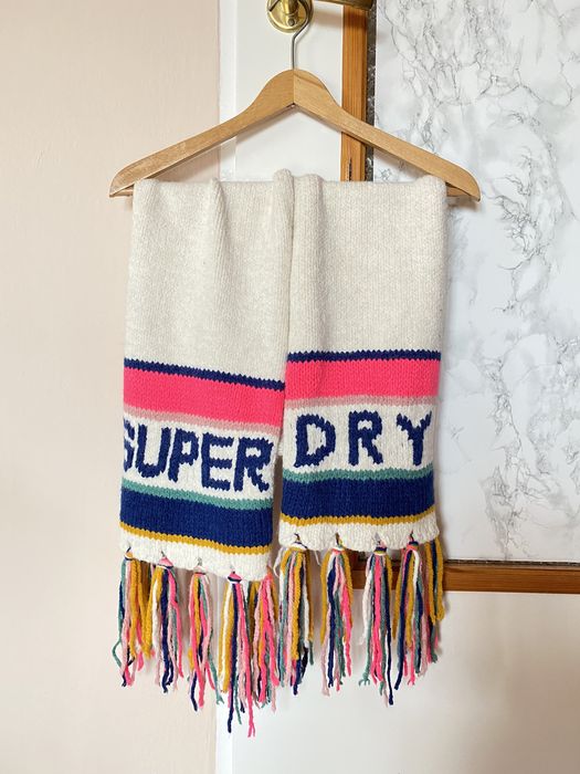 Szalik superdry kremowy neon z frędzlami na narty szal