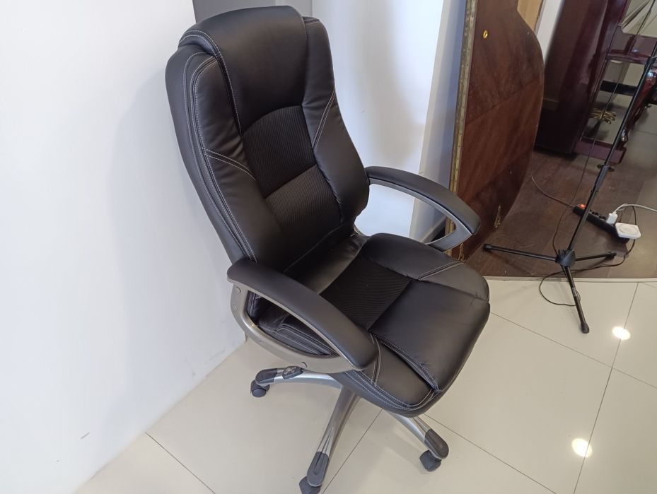 Cadeira de escritório em pele como nova