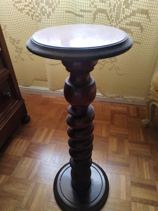 Mesa de apoio muito antiga e em ótimo estado