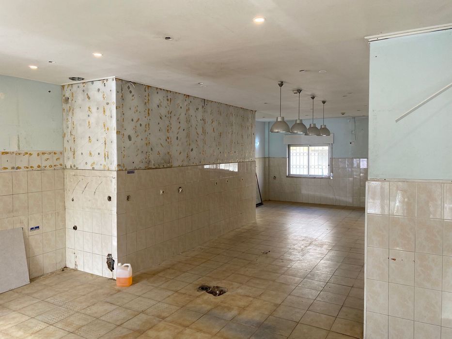 Loja para Arrendamento – Amora | 150 m² | Excelente Local