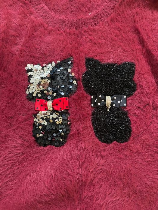 Пухнастий светр-травка кольору марсала/бордо з котиками з паєток