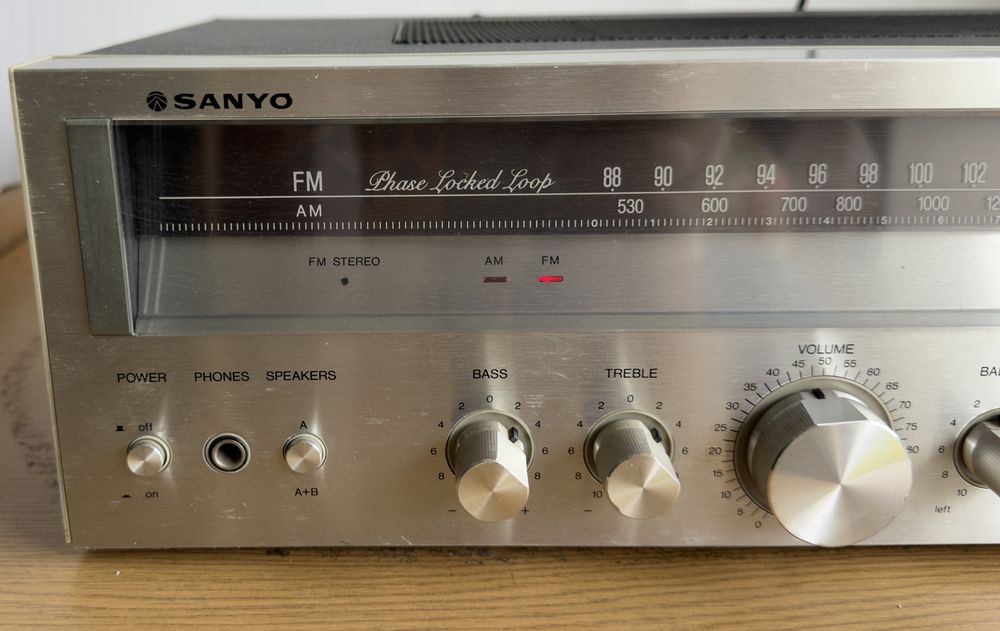 Amplituner stereo Sanyo Model 2016 – klasyczny vintage / retro