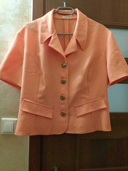 Śliczny brzoskwiniowy żakiecik, krótki rękaw, M