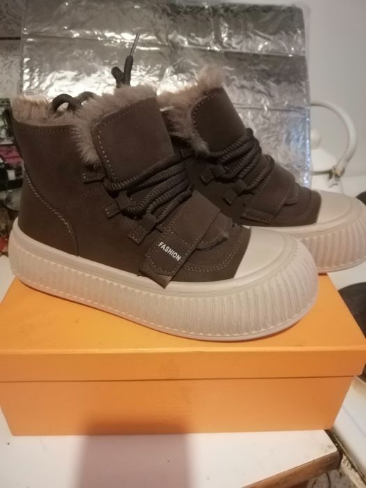 Продам женские зимние кеды,ботинки.