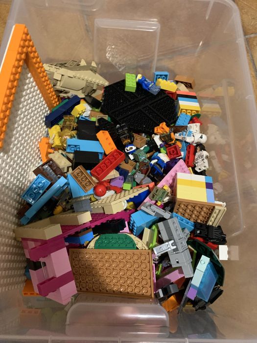 Caixa grande de LEGO (aprox. 3-4 kg).