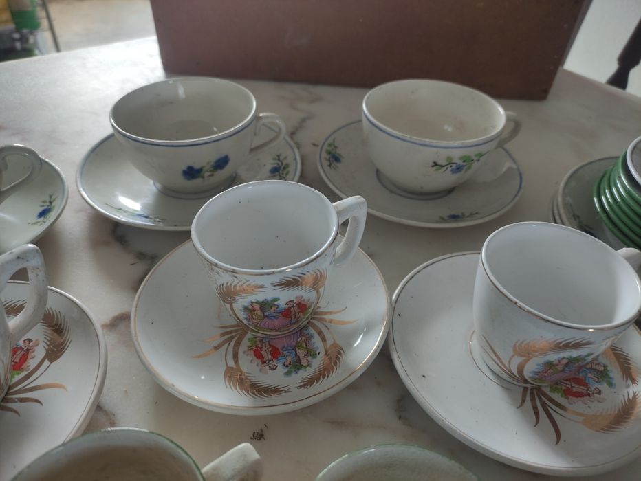 Lote de chávenas, pires, leiteira, antigo, sacavem