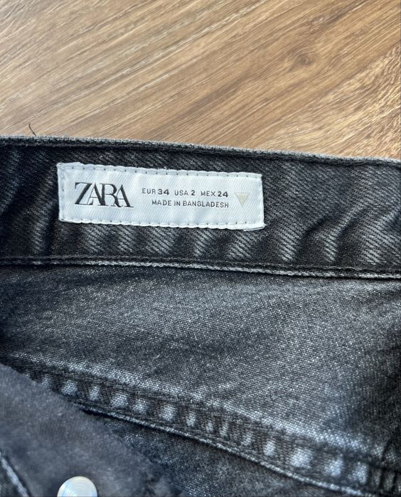 Czarne spodnie dżinsowe Zara