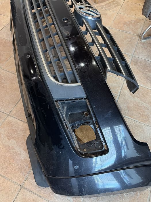 Para-choque Dianteiro + Grelha VW Amarok (2012) – Original e em Bom Estado