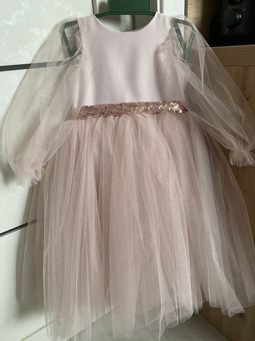 Прекрасна ошатна сукня для свят