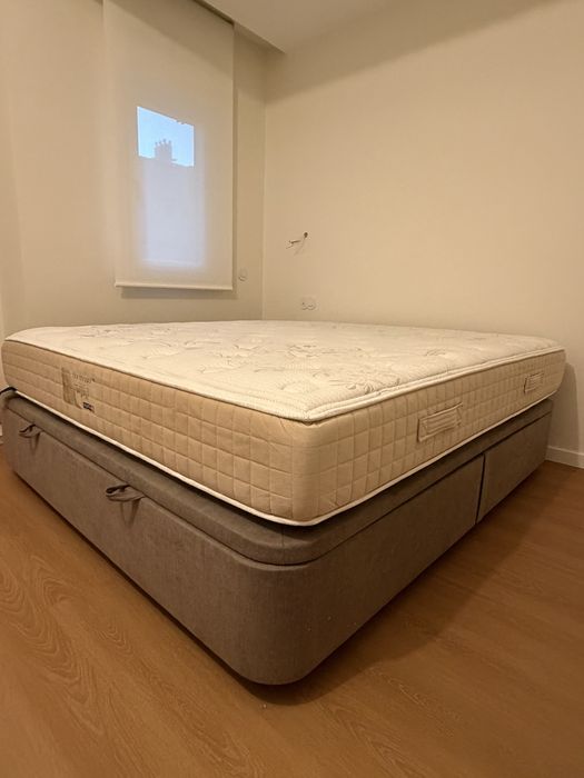 Cama de casal tipo sommier com bom espaço para arrumação