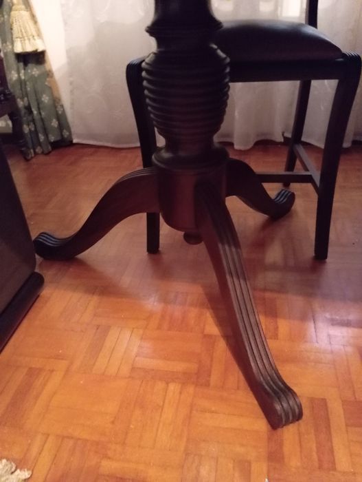 Mesa e cadeiras antiga impecável