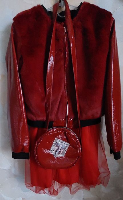 Нарядне червоне плаття