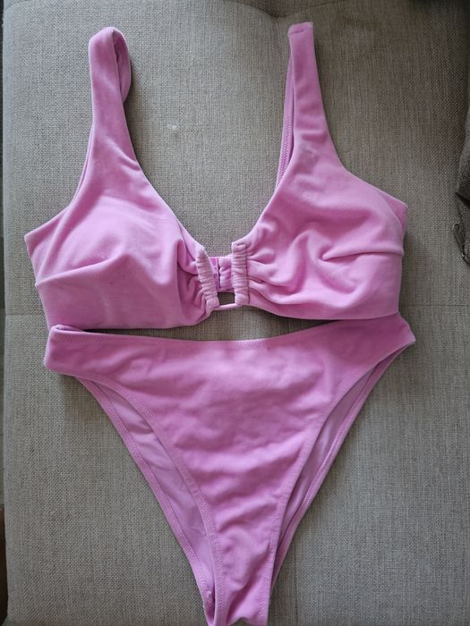 Różowy welurowy strój kąpielowy