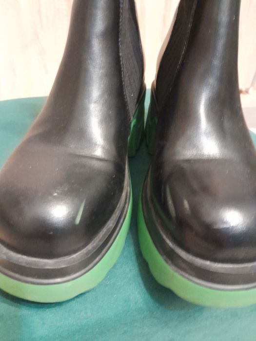 Stylowe botki na słupku