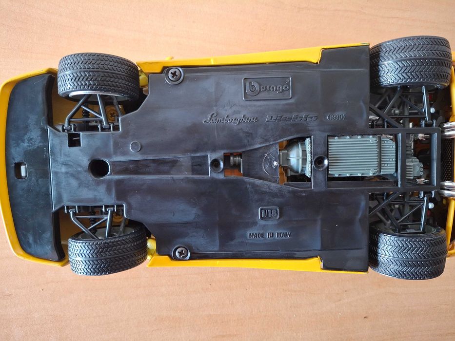 Lamborghini Diablo (1990) da Bburago na escala 1:18