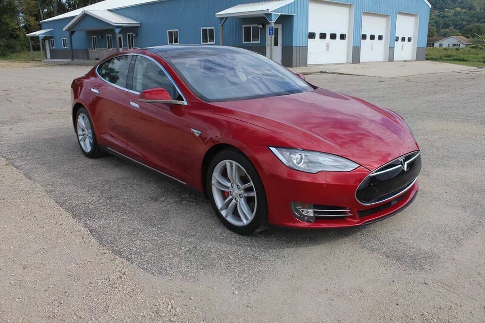 Tesla Model S P85D      2015