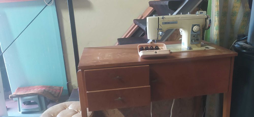 Maquina costura com móvel  e caixa discos para outros pontos