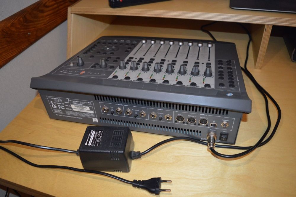 контроллер Digidesign Command 8