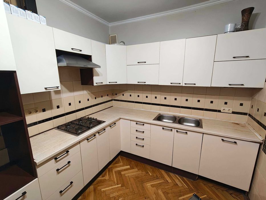 Meble kuchenne z płytą gazową Whirlpool, okapem i zmywarką Siemens