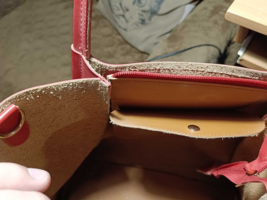 Продам женскую сумочку , цвет красный . Натуральная кожа !