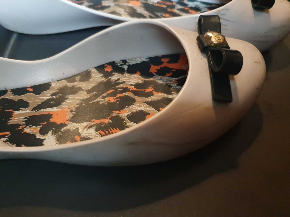 Sabrinas Melissa bege