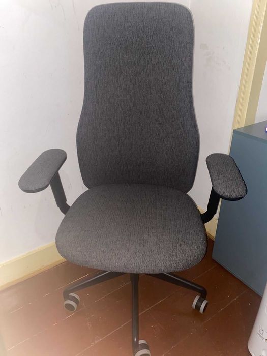 Cadeira giratória c/braços, Letafors cinza/preto.