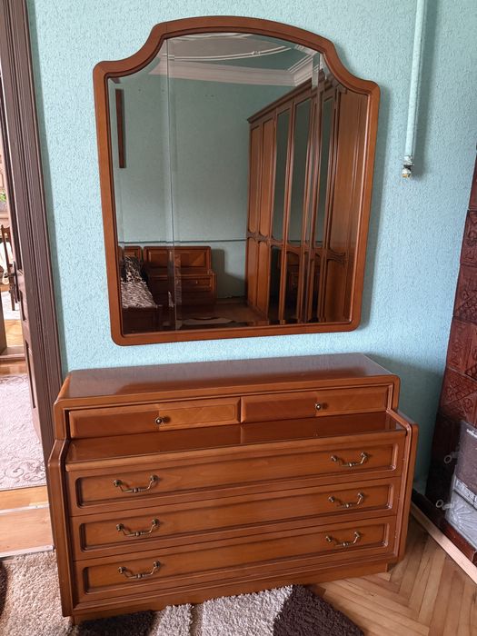 Спальня із натурального дерева в ідеальниу стані