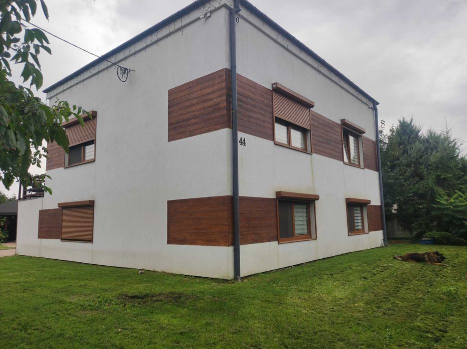 Przestronny dom do wynajęcia w spokojnej okolicy - komfort i spokój.