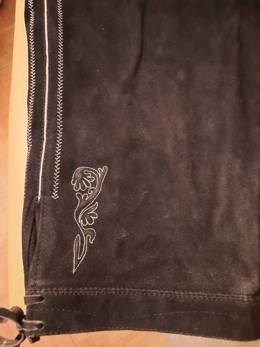 Męski zestaw odzieży tyrolskiej ze skóry.